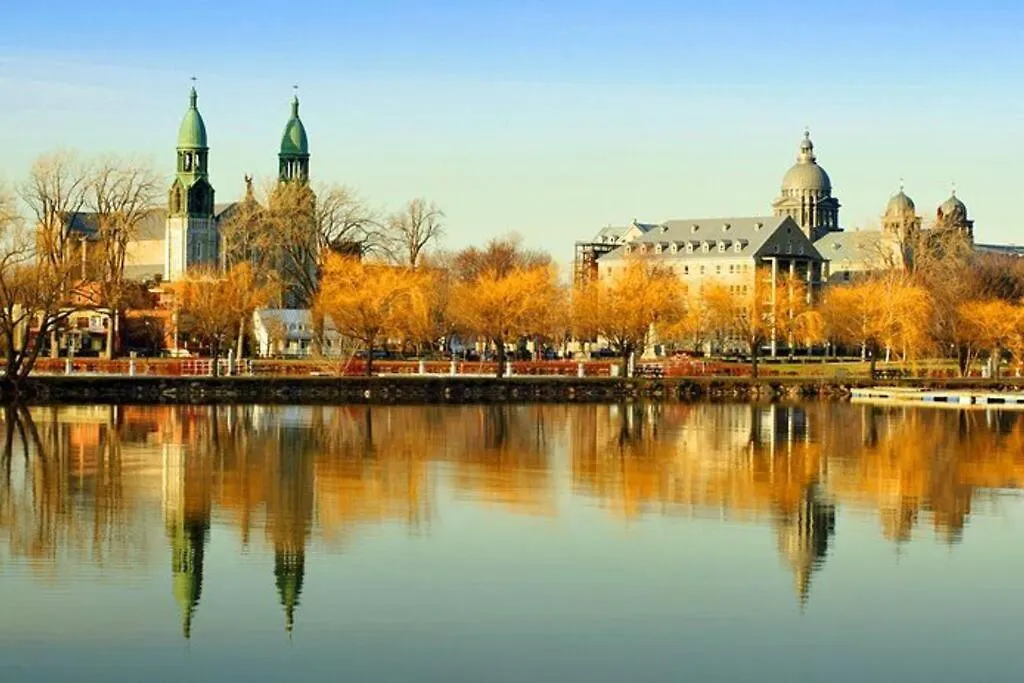 Дом отдыха Вилла Heart Of Mtr For Memorable Experience 7Minmetro 2 Backyard Fully Equipped Монреаль